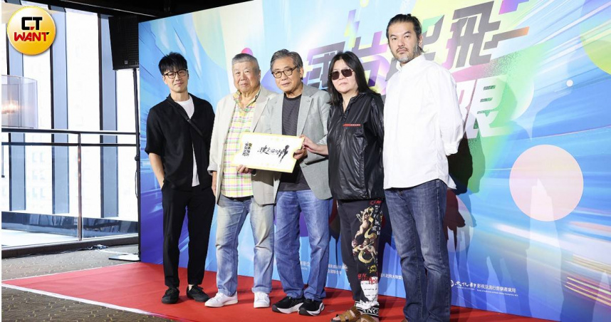 《搜查瑠公圳》出品人邱瓈寬（右二）、梁修身（左三）。（圖／林士傑攝）