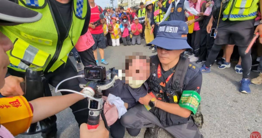 孝女磕頭求媽祖救爸爸一命，頭破血流眾人趕緊攙扶。（圖／翻攝自「白沙屯媽祖網路電視台」YouTube頻道）