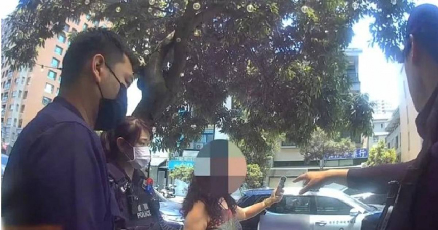 女房東趁「樋口飯糰」公休闖店，並以檢查電壓為由搬走冰箱，雙方隨即再起口角衝突。（圖／翻攝畫面）