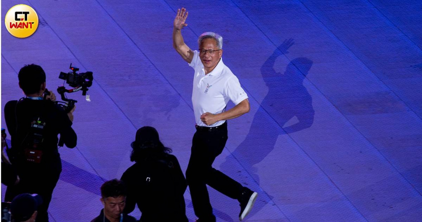 2025雙北世界壯年運動會開幕典禮，邀請NVIDIA創辦人暨執行長黃仁勳，擔任本次聖火「科技」代表。（圖／黃威彬攝）