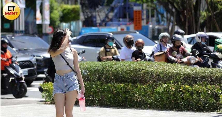 氣象署表示，今天各地天氣高溫炎熱。（示意圖／周志龍攝）
