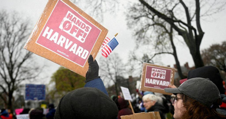 美國川普政府宣佈禁止哈佛大學招收國際學生引起巨大爭議，但也引發港澳大學紛遞橄欖枝，強調願意接收哈佛轉學生。（圖／路透社）