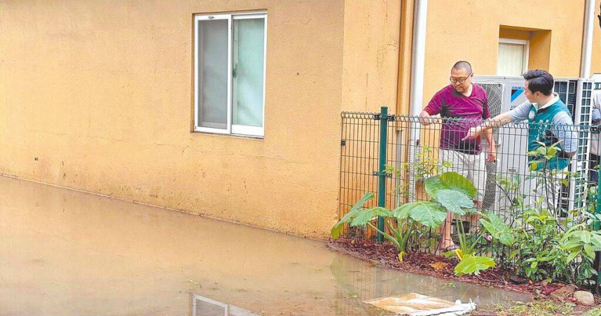 桃園市政府斥資逾8000萬在八德大湳森林公園內打造「兒童玩具圖書館」，但啟用4年就壁癌纏身、逢雨必淹。（圖／許家睿提供／中國時報蔡依珍桃園傳真）