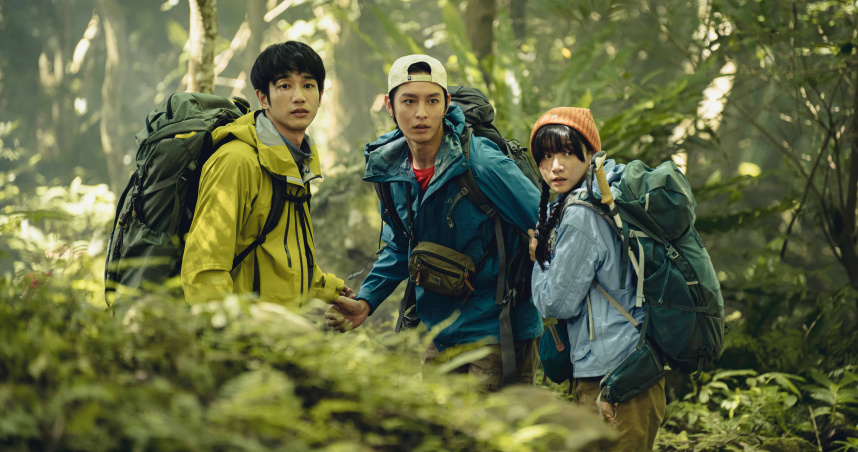 《山忌 黃衣小飛俠》劉以豪、袁澧林、曹佑寧開心登山卻誤闖神秘山祭儀式。（圖／威視提供）