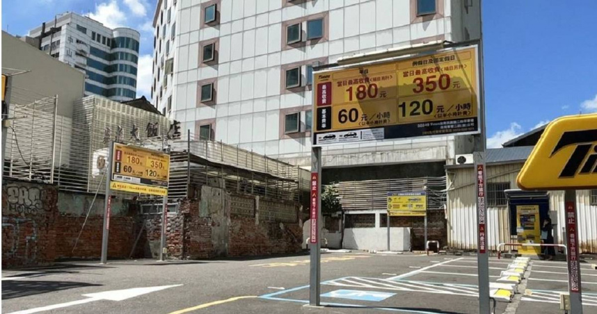 台南市交通局公布全市有39處民營停車場每小時收費80至120元，籲民眾在停車前看清楚收費資訊，圖為台南市民族路二段停車場。（圖／台南市交通局提供）