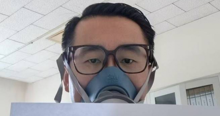 河北一名男子為了避免吸到二手菸，每天上班穿工作服、戴防毒面具。（圖／翻攝自新京報）