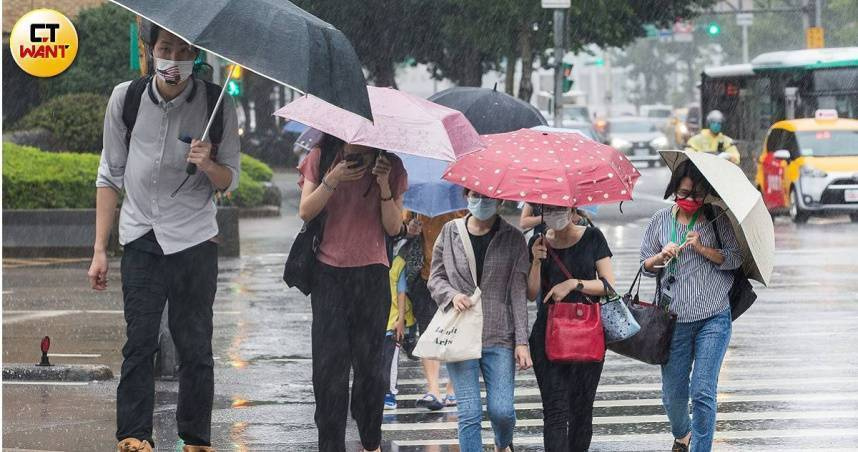氣象署表示，週二、週三（3日、4日）滯留鋒面影響，天氣相當不穩定，易有短延時強降雨。（示意圖／黃威彬攝）