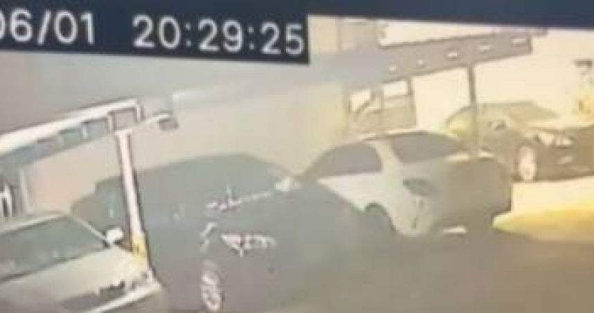 劉男欲將轎車停在鄰居家的私人庭院，豈料遭拒後竟駕車撞其住處大門洩憤。 （圖／翻攝畫面）