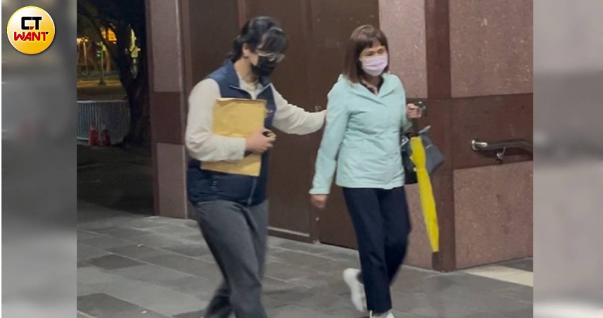 前立委陳歐珀妻子徐慧諭遭列為貪汙被告，檢方4日凌晨裁定80萬元交保。（圖／高瑀彤）