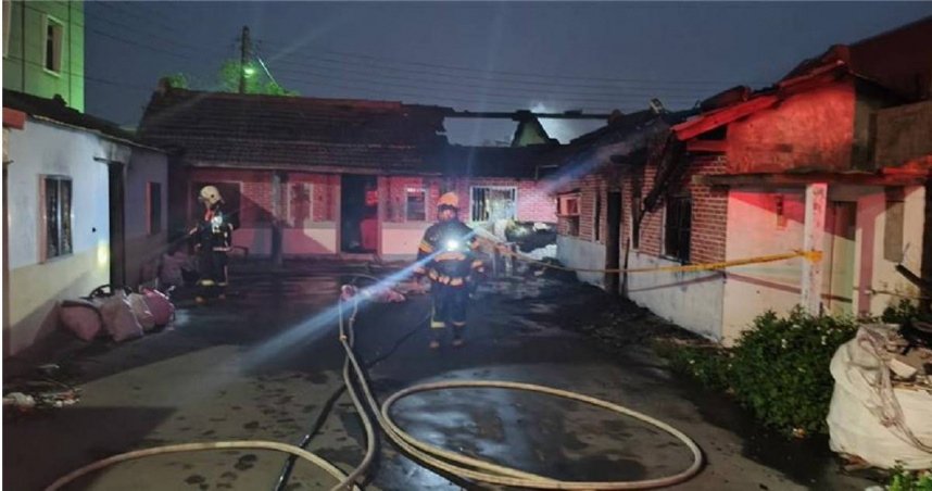 今年2月，彰化縣二林鎮一名38陳姓男子因為向父親討要錢財不成，竟潑汽油對自家三合院縱火。近日他羈押期滿獲釋，誰知卻又四度、五度放火燒家。（圖／翻攝畫面）