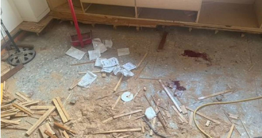 彰化1名裝修師傅作業時，不慎被刀片劃傷下體濺血滿地，警消趕抵緊急送醫。（圖／翻攝畫面）