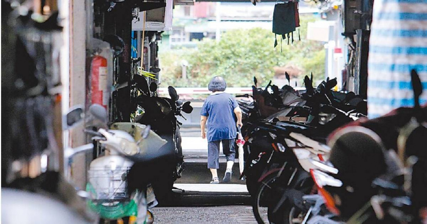 國衛院研究發現，高孤獨感的老人，雖然外觀、日常行為正常，但大腦訊號表現卻與失智者相似。示意圖。（圖／本報資料照片）