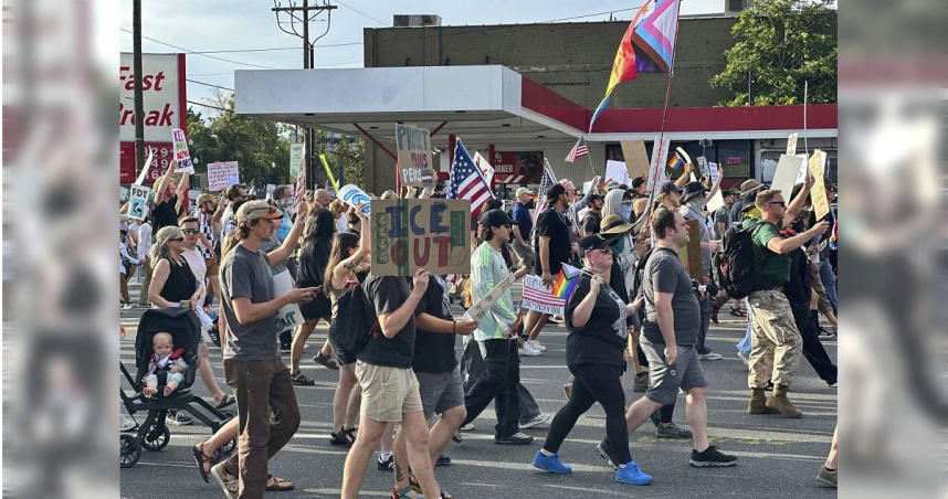 鹽湖城14日舉行的「無王運動」抗議活動中，示威者舉著標語，高喊口號。（圖／達志／美聯社）