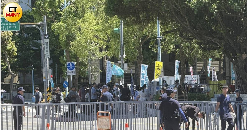 彭振聲妻子1日不幸離世，台灣民眾黨號召動員令要小草們，「1400北檢見」，警方則已佈署警力以免意外。（圖／沈建邦攝）