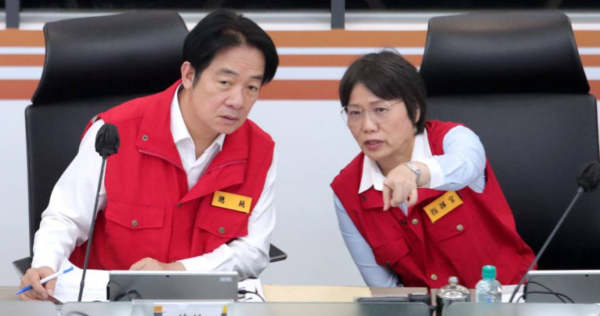 丹娜絲颱風來勢洶洶，賴清德總統（左）6日視察中央災害應變中心，與指揮官、內政部長劉世芳（右）交換意見。（圖／翻攝畫面）