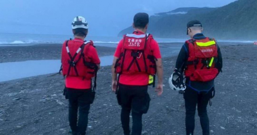 丹娜絲強襲台灣傳出首起落海事件，男子捕魚遭巨浪捲走搜救中。（圖/翻攝畫面）