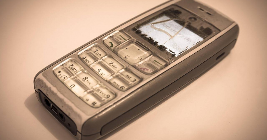 死者疑2015年過世，現場找到廢止紙鈔與諾基亞手機。（示意圖／Pixabay）