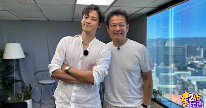 徐新洋突襲爸爸徐乃麟。（圖／《Yahoo星二代很忙內》提供）