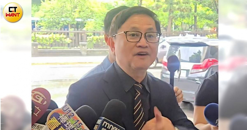 童子賢到最高檢演講前受訪，質疑傅崐萁不該逼他找捐款收據。（圖／項程鎮攝）