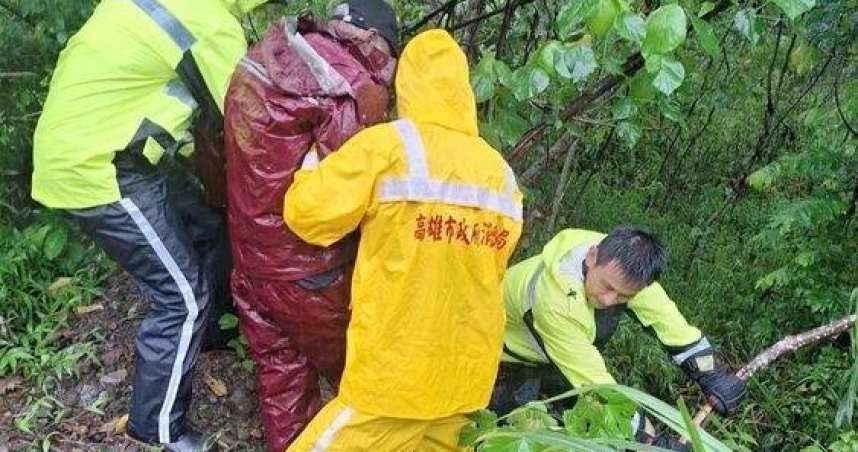 六龜暴雨淹路洗腎病友受困。（圖／翻攝畫面）