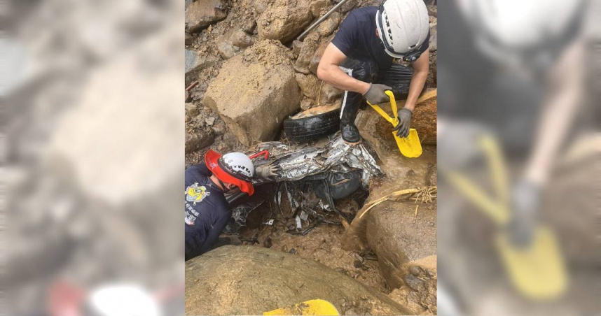南橫公路一家五口墜谷案，受大雨影響在8月1日搜救進度有限，僅挖出車體及部分肢體，並未發現更多失蹤者。（圖／高雄市消防局提供）