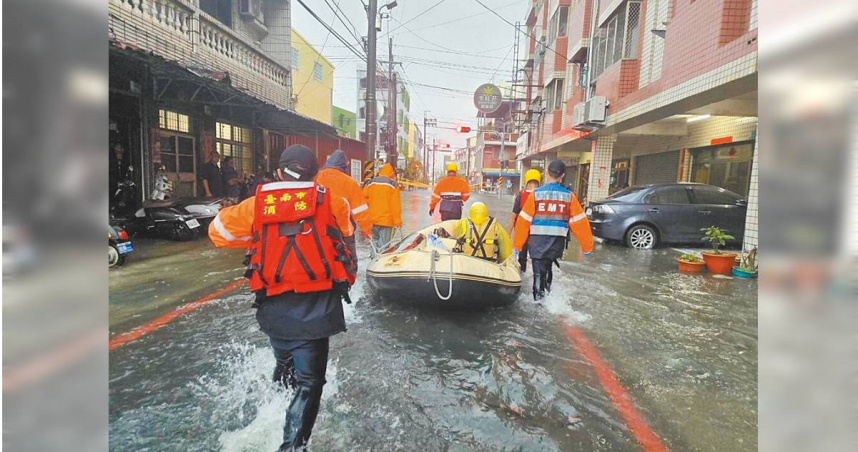 豪大雨狂炸台南，安定區港口里水淹及膝，消防人員利用船艇將被困的69歲王姓男子撤出送醫洗腎。（圖／翻攝畫面）