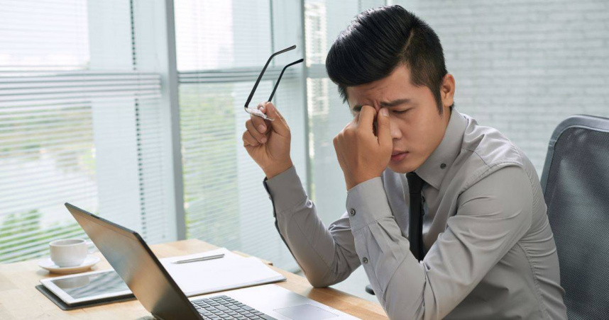 辦公室看簡報、滑手機越來越吃力，你的眼睛逐漸在老化！中年人的「對焦力危機」你感覺到了嗎？（圖／品牌提供）