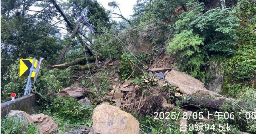 台8線94.5K崩落封路車輛繞行中橫便道救援中。（圖／翻攝畫面）