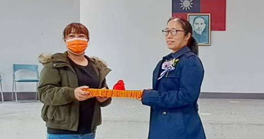 花蓮縣富里鄉學田村長鄧萬華（右）因陸配出身而於1日遭鄉公所解職。另4名類似出身的里長正如坐針氈，深怕解職大刀下一刀揮向自己。（圖／翻攝自富里鄉公所臉書）