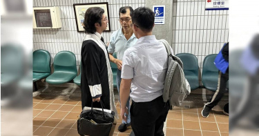 施姓司機（左二）離開準備庭後，和律師討論案情。（圖／報系資料照）