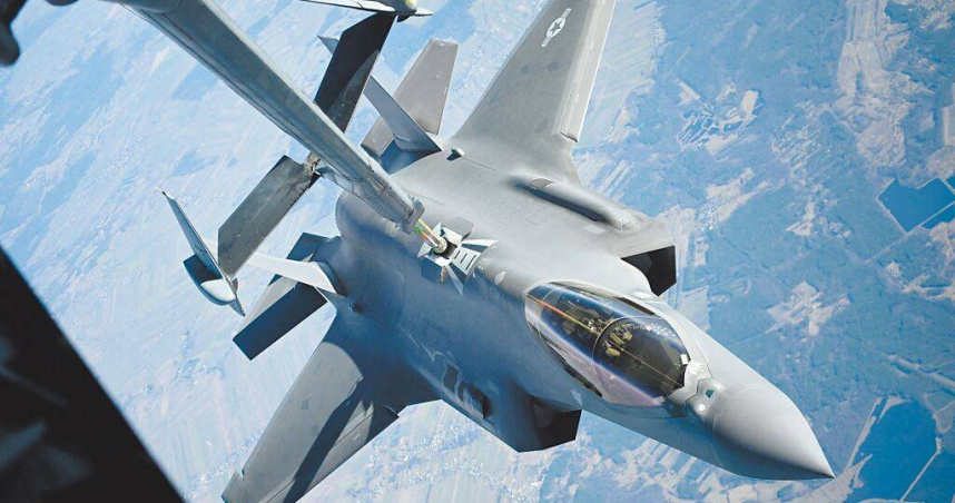 一架隸屬美國空軍的F-35戰機正在進行空中加油。（圖／路透社）