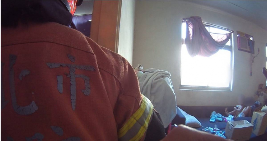 警消接獲報案後破門進入，及時將2名幼童從窗邊抱下。（圖／翻攝畫面）