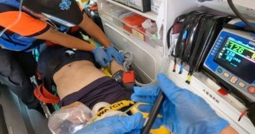 台南工人頭遭機台夾困，高級救護雙軌急搶命。（圖 ／翻攝畫面）