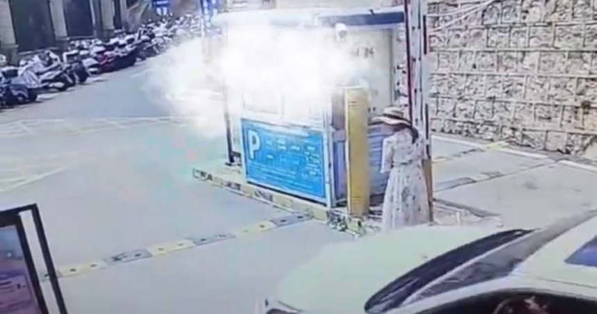 大陸雲南一名女子為了省人民幣5元（約新台幣21.6元）停車費，肉身扛起70公斤重閘門。（圖／翻攝自微博／起點新聞）