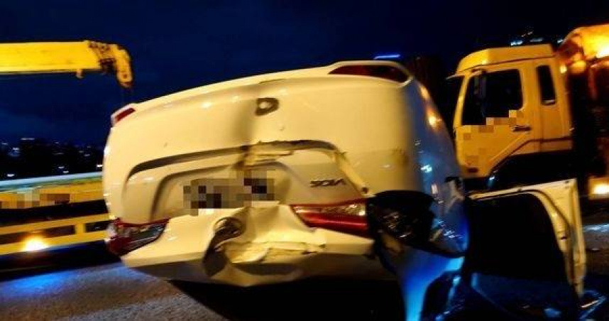 台74快速道路4車追撞。（圖 ／翻攝畫面）