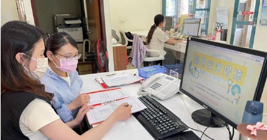 就服員為民眾說明僱用安定措施。（示意圖／中彰投分署提供）