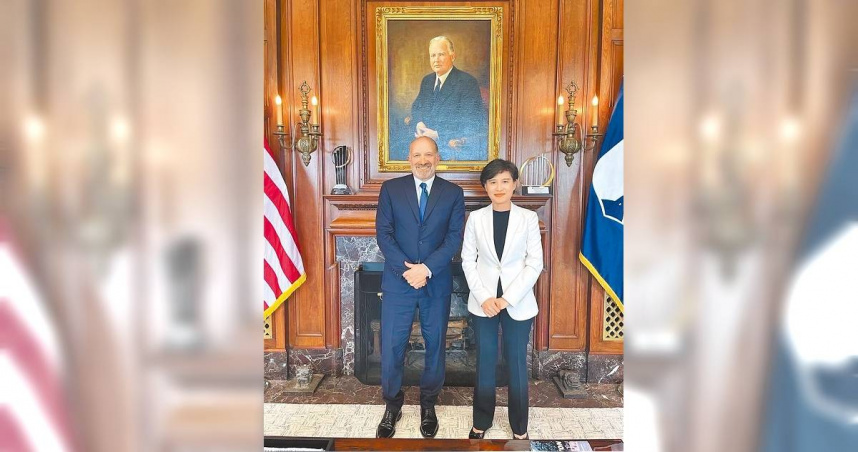 行政院副院長鄭麗君（右）日前與美國商務部長盧特尼克（左）合影。（圖／行政院提供）