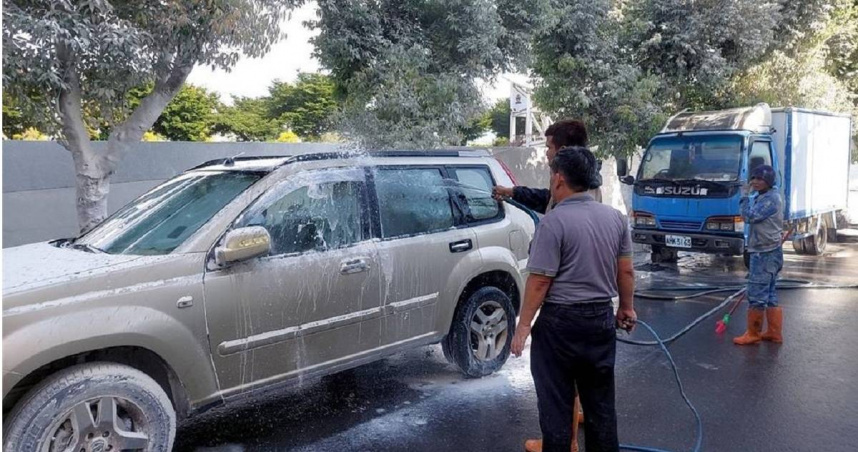 台中市烏日區環球混凝土公司烏日廠因集塵設備發生斷裂破損，造成大量粉塵噴發。對此，台中市環保局12日回應，除已違反《空氣污染防制法》規定，更考量累犯，將加重開罰預計處45萬元至500萬元罰鍰。（圖／台中市環保局提供）