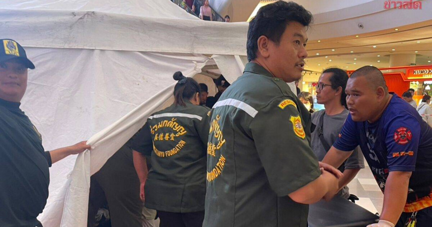 事發於暖武里府邦艾區知名購物中心，眾多民眾親眼目睹男子墜樓，現場一度陷入恐慌。（圖／翻攝自khaosod）