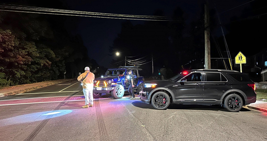 美國新罕布夏州納舒厄的天空草甸鄉村俱樂部發生槍擊事件，警方封鎖通往鄉村俱樂部的道路。（圖／達志／美聯社）