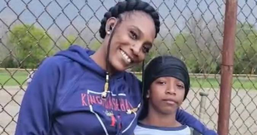 沙基爾與母親薩維特拉‧麥克克勒金（Savitra McClurkin）一同出席校董會，為平反處分發聲。（圖／翻攝自WILX ）