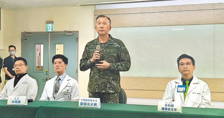十軍團政戰主任鄭傑元（右二）23日說明成功嶺打靶意外，初步排除槍枝故障、鄰兵誤傷等因素。（圖／中國時報李京昇攝）