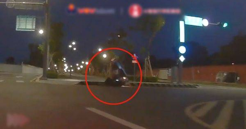 虎尾高鐵特區機車騎士誤闖人行道。（圖 ／翻攝畫面）