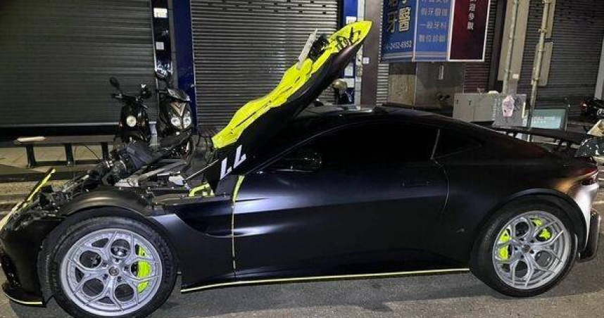 超跑凌晨狂撞3車，駕駛竟棄車逃逸成廢鐵。（圖 ／翻攝畫面）