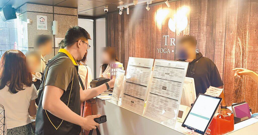 新加坡連鎖健身房「全真瑜珈健身」公告10月1日起停業，全台13家分店員工及上萬名會員受影響。圖為台北市法務局消保官日前前往分店了解營運情形。（圖／台北市法務局提供／中國時報邱芊台北傳真）