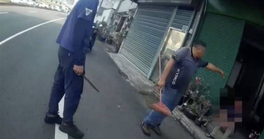 林男16日下午連砍2鄰居，犯案後坐在民宅門口等待員警抵達。（圖／翻攝畫面）