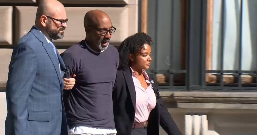 57歲的本傑明因涉1990年代皇后區多起性侵案，18日被押回紐約接受提審。（圖／翻攝自WABC）