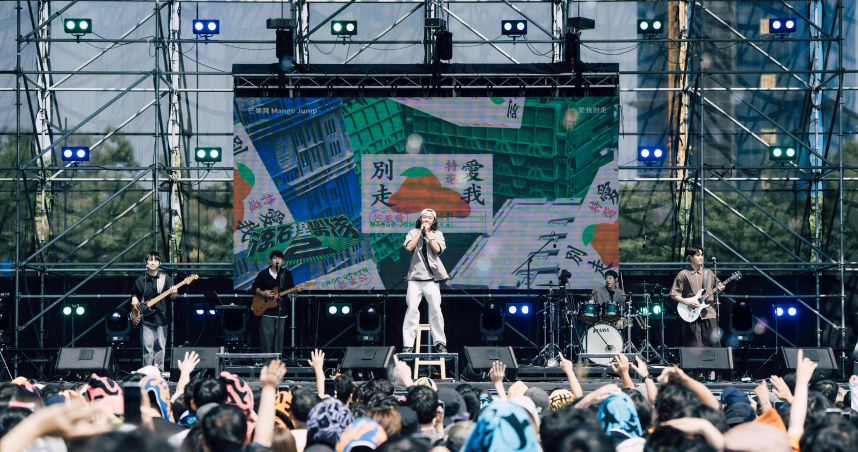 芒果醬在台南安平「浪人祭」現場首唱〈愛我別走〉，引發全場大合唱。（圖／滾石提供）