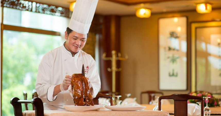國宴主廚劉宜嘉目前擔任台北福華大飯店館內餐廳「江南春」主廚，他表示，國宴不只一桌菜，更乘載著台灣的味道跟文化。（圖／台北福華提供）