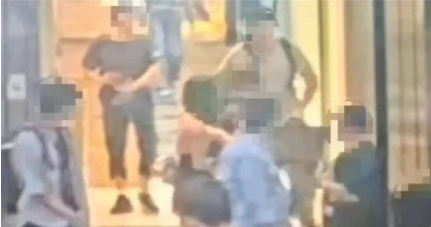 任職於岩手縣水產部的日本公務員佐佐木，昨日再度因偷拍女性裙底風光被逮。（圖／翻攝畫面）